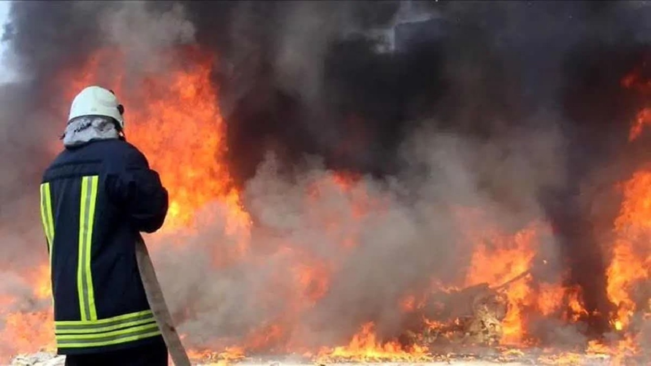 مهار آتش سوزی کارخانه فرآورده‌های چوبی در شهرک صنعتی ثامن‌الائمه قم